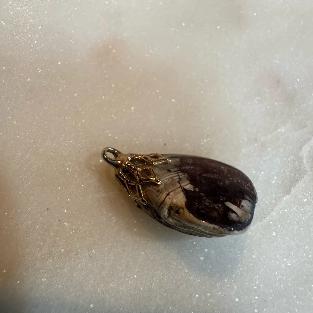 New Old Stock Gray Stone Pendant with Gold Accent - Picture 4 of 8